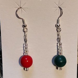 🖐 Red & Green Bead Wire Earrings